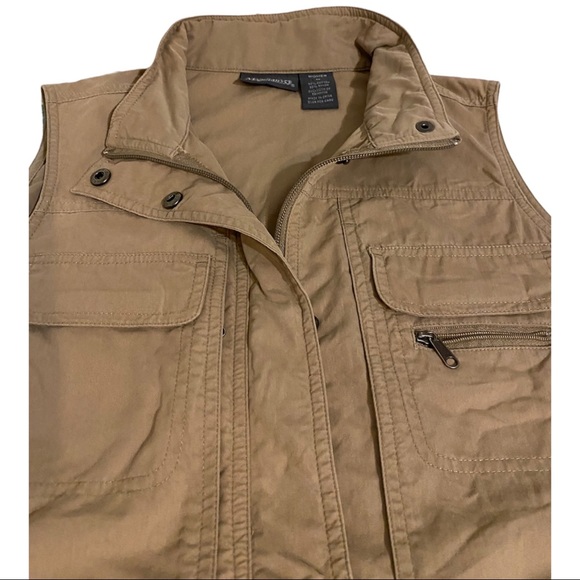 SOLD-Magellan’s Women’s Traveler’s Pocket Vest, size Medium - Picture 8 of 13